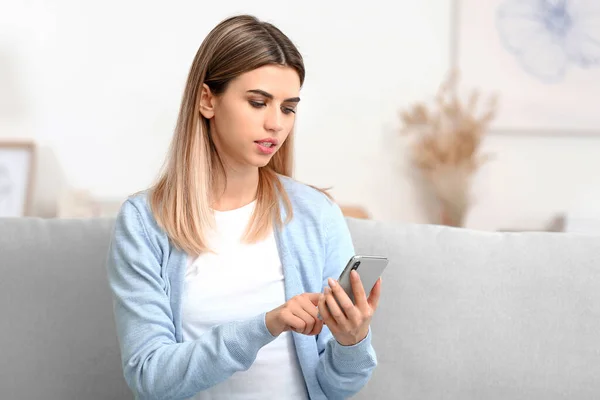 Jeune Femme Avec Téléphone Portable Maison — Photo