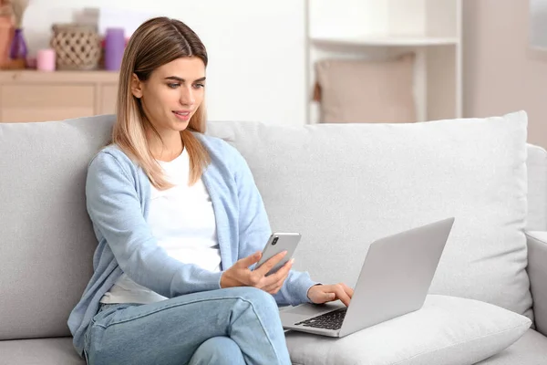 Giovane Donna Con Computer Portatile Telefono Cellulare Casa — Foto Stock