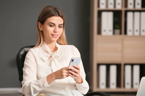 Young Businesswoman Mobile Phone Office — Stock Photo, Image