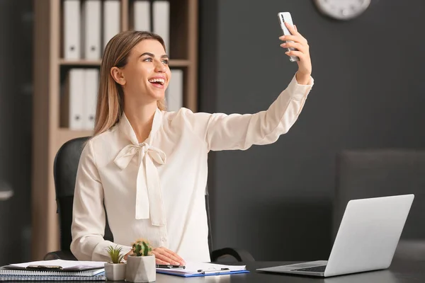 Young Businesswoman Taking Selfie Office — Stock Photo, Image