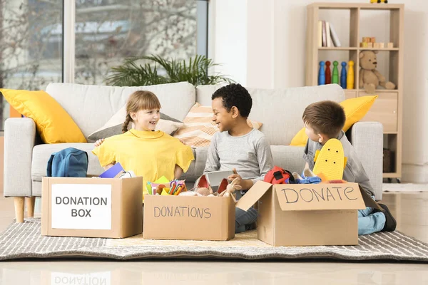 Niños Pequeños Con Donaciones Casa Huérfana — Foto de Stock