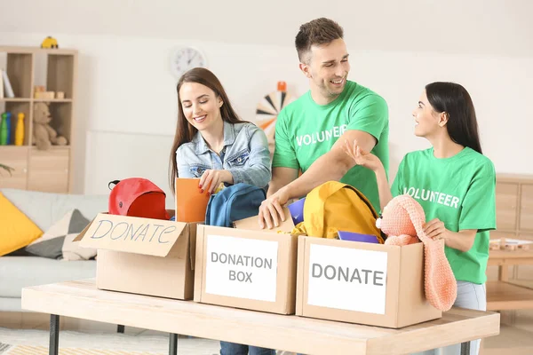 Voluntários Com Doações Casa Órfã — Fotografia de Stock