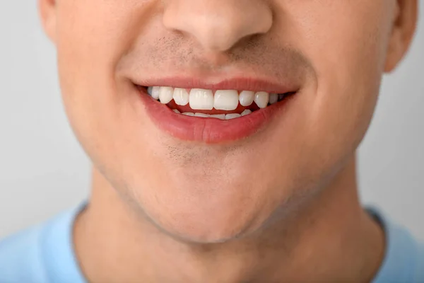 Hombre Sonriente Guapo Sobre Fondo Claro Primer Plano — Foto de Stock