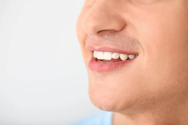 Hombre Sonriente Guapo Sobre Fondo Claro Primer Plano — Foto de Stock