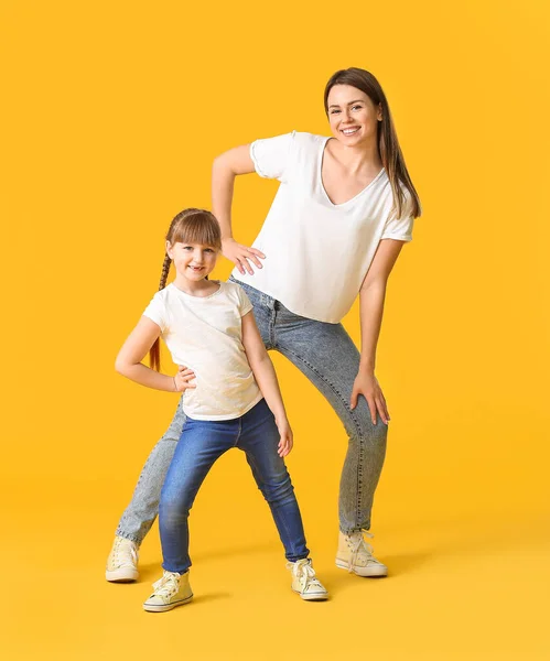 Glückliche Mutter Und Ihre Kleine Tochter Tanzen Vor Farbigem Hintergrund — Stockfoto