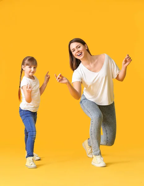 Szczęśliwa Matka Jej Córeczka Tańczą Tle Koloru — Zdjęcie stockowe