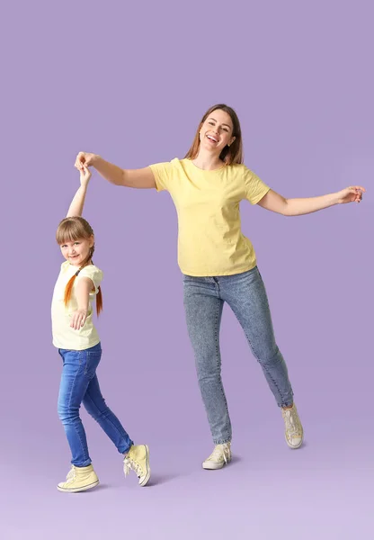 Mãe Feliz Sua Filhinha Dançando Contra Fundo Cor — Fotografia de Stock