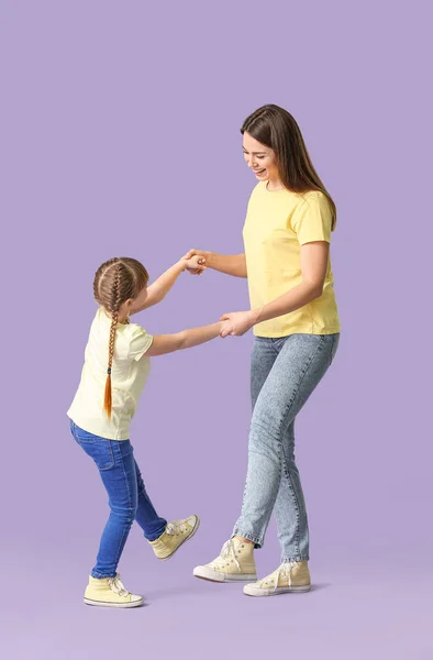 Счастливая Мать Маленькая Дочь Танцуют Цветном Фоне — стоковое фото