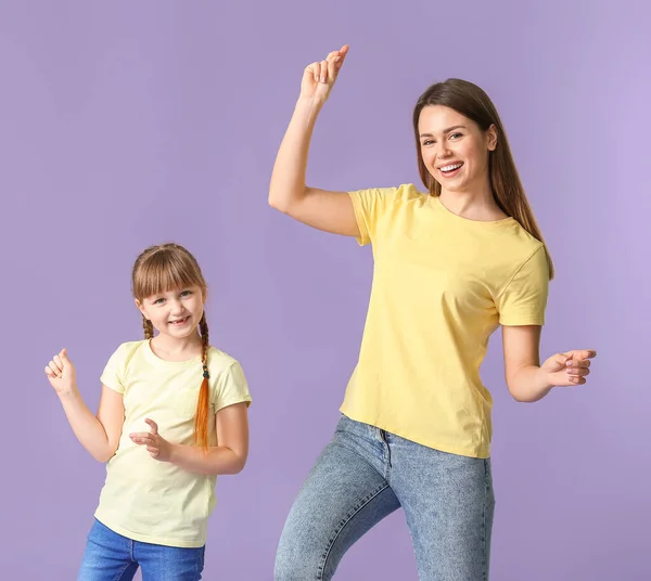 Feliz Madre Pequeña Hija Bailando Sobre Fondo Color — Foto de Stock