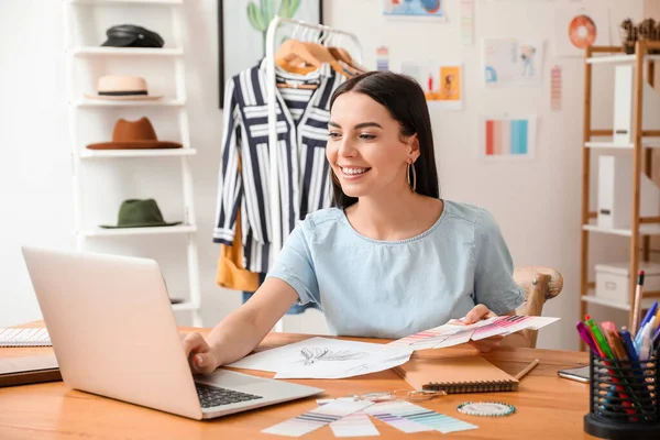 Kvinnliga Kläder Stylist Arbetar Ämbetet — Stockfoto