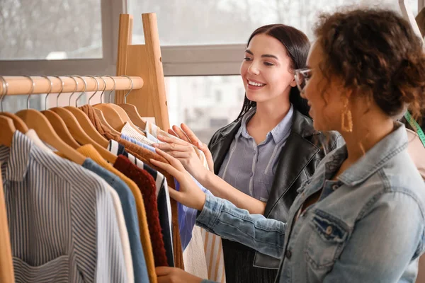 Női Ruhák Stylist Ügyfél Dolgozik Irodában — Stock Fotó