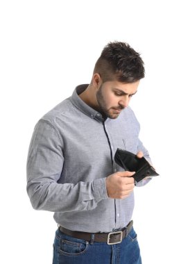 Beyaz arka planda boş çantası olan üzgün bir adam.