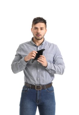 Beyaz arka planda boş çantası olan üzgün bir adam.