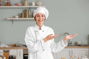 Kadın Şef mutfakta portresi