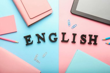 Renk arkaplanı üzerinde kırtasiye ve metin ENGLISH bileşimi