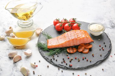 Beyaz arka planda sebzeli, soslu ve baharatlı somon filetosu.