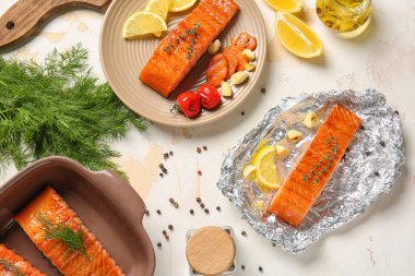 Pişmiş somon filetosu ile pişirme tabağı.