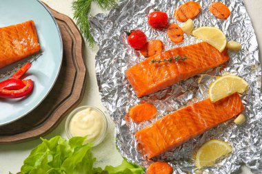 Somon filetosu ve sebzeli folyo.