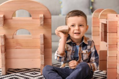 Ufaklık evdeki evle oynuyor.