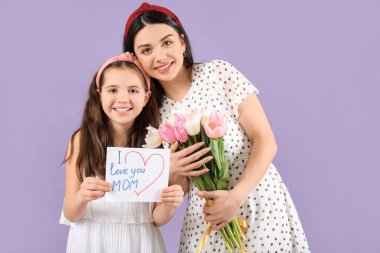 Küçük kız renkli arka planda annesini selamlıyor. Anneler Günü kutlaması