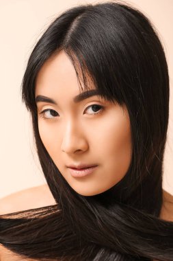 Renkli ve güzel uzun saçlı Asyalı bir kadın.