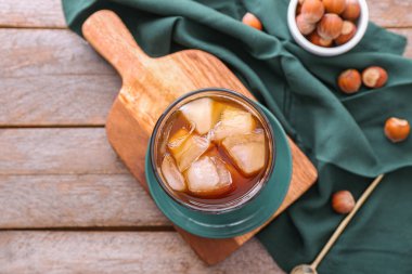 Masada bir bardak lezzetli buzlu kahve.