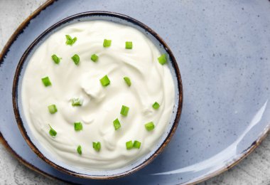 Masada bir kase lezzetli ekşi krema.