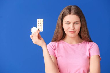 Doğum kontrol hapları ve geçmişinde prezervatif olan genç bir kadın.