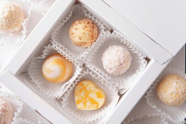 Lezzetli şekerlerle dolu bir kutu.