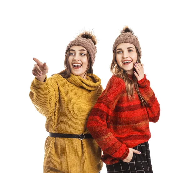 Beyaz arka planda kalın kazaklı genç kadınlar.