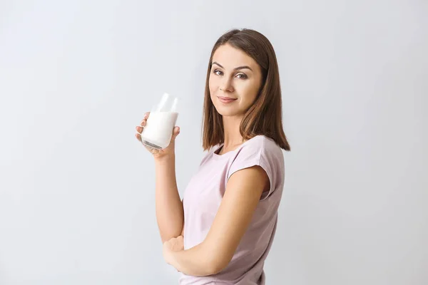 Schöne Junge Frau Mit Einem Glas Milch Auf Hellem Hintergrund — Stockfoto