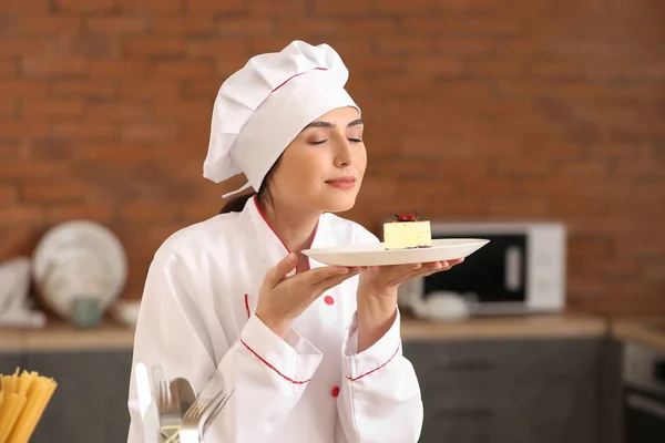 Femme Chef Avec Dessert Savoureux Dans Cuisine — Photo