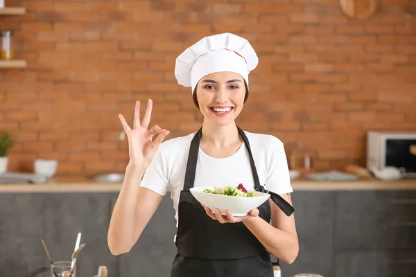 Femme Chef Avec Salade Savoureuse Dans Cuisine — Photo