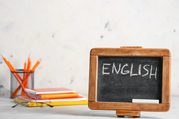 テキスト付きの黒板テーブルの上に英語と文房具 — ストック写真
