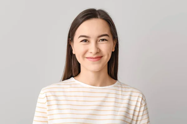 Retrato Una Hermosa Joven Sobre Fondo Gris — Foto de Stock