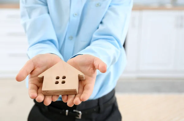 Kleiner Immobilienmakler Mit Hausmodell — Stockfoto
