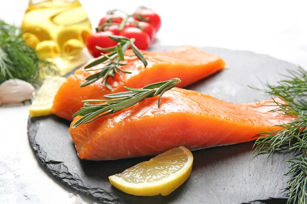 Filete Salmón Crudo Con Limón Plato Pizarra —  Fotos de Stock