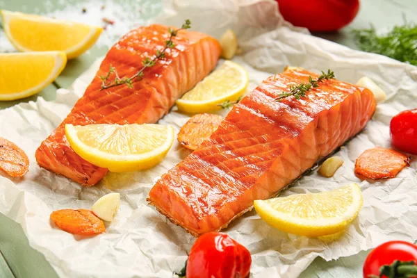 Filete Salmón Cocido Verduras Sobre Papel —  Fotos de Stock