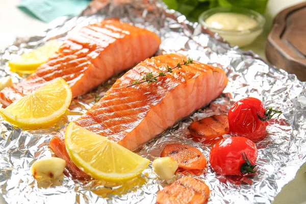 Foil Cooked Salmon Fillet Vegetables Table Closeup — Stock Photo, Image