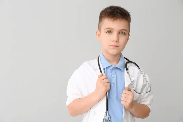 Netter Kleiner Arzt Auf Grauem Hintergrund — Stockfoto