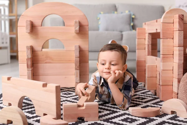 Ufaklık evdeki evle oynuyor.