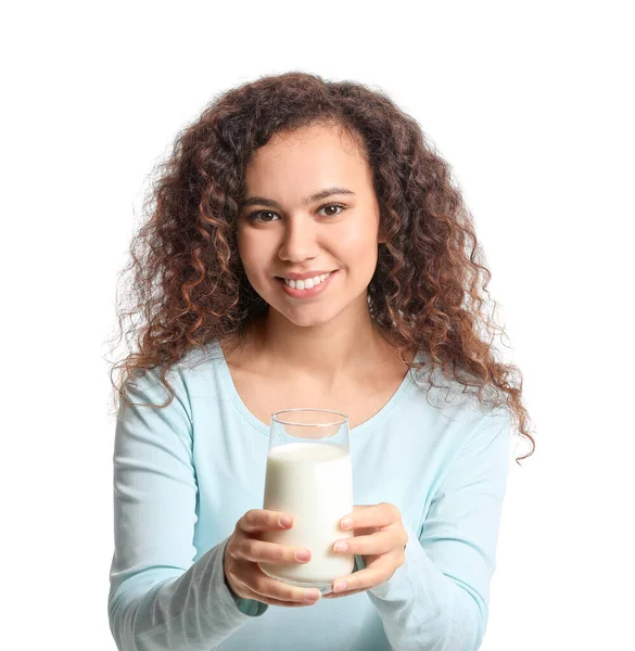 Beyaz arka planda sütü olan genç bir Afro-Amerikalı kadın.