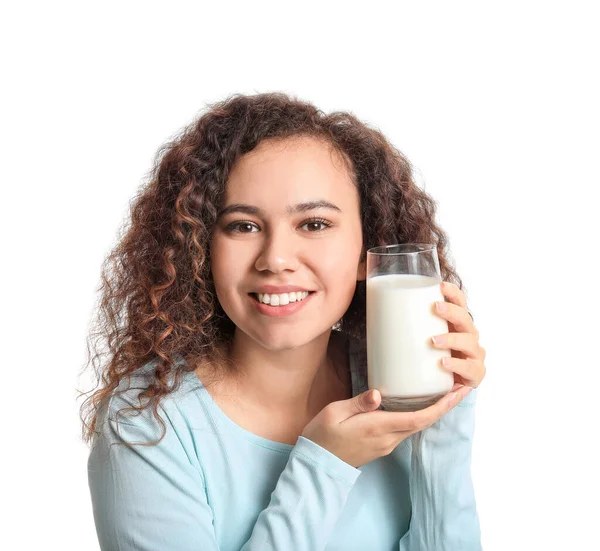 Beyaz arka planda sütü olan genç bir Afro-Amerikalı kadın.