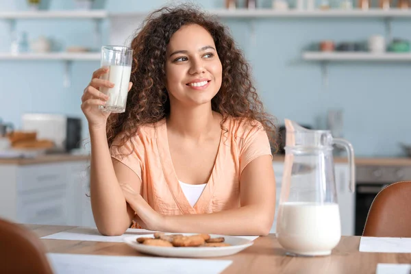 Junge Afrikanisch Amerikanische Frau Mit Milch Der Küche — Stockfoto