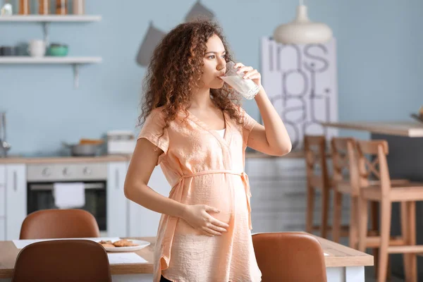 Ung Gravid Afroamerikansk Kvinna Dricker Mjölk Köket — Stockfoto