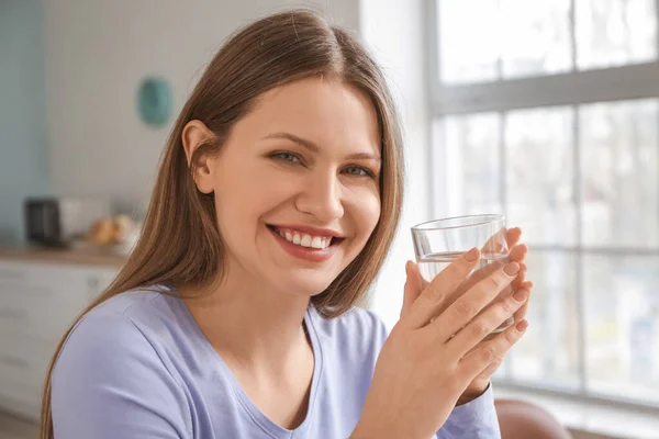 Hermosa Joven Bebiendo Agua Casa —  Fotos de Stock