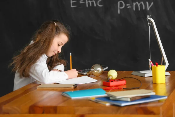 Gadis Kecil Yang Lucu Pelajaran Fisika Kelas — Stok Foto