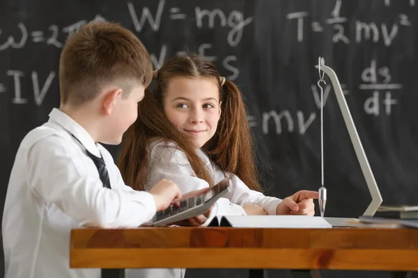 Nette Kleine Kinder Beim Physikunterricht Klassenzimmer — Stockfoto