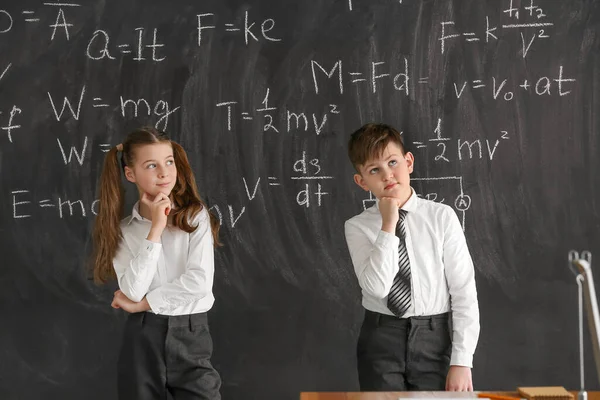 Pensativos Niños Pequeños Cerca Pizarra Lección Física Aula —  Fotos de Stock