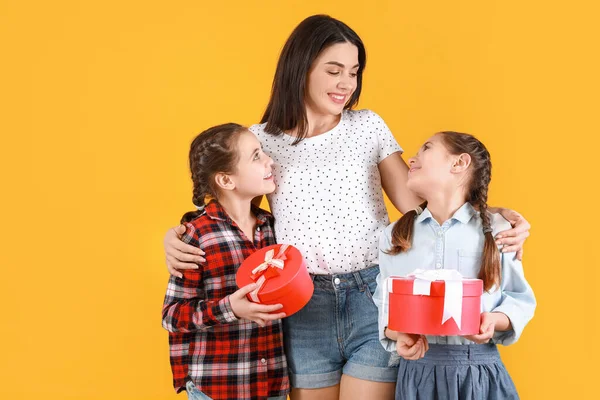 Vrouw Haar Dochters Met Geschenken Kleur Achtergrond Moederdag — Stockfoto